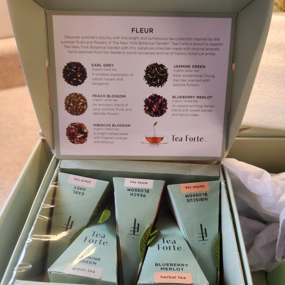 Assorted Tea Gift Set Includes Loose Leaf Tea And Steeping Pot New In box - Picture 6 of 8